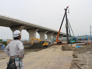 年齢不問!現場を知り尽くした施工管理の強者たちへ
河川工事や商業施設、学校整備など重要案件を一任