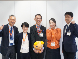京都の生協さん。
最近、スマホ片手に仕事してはるらしいで。