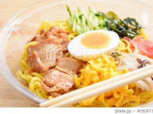 いつもの昼食に。小腹がすいた深夜に。
ついつい食べちゃう安心の味を、今日も届けます。