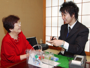 「置き薬」を提供し、お客様の健康づくりをサポート。
人生経験を活かし、“一生働ける仕事”始めませんか?